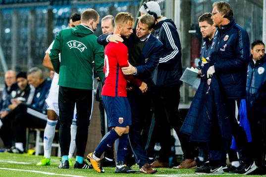 Sander Svendsen is being substituted off by Leif Gunnar