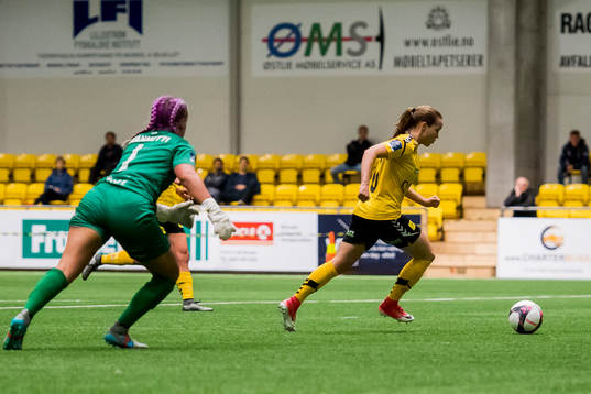 Guro Reiten of LSK kvinner scores 2-0 behind goalkeeper