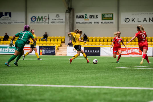 Guro Reiten of LSK kvinner scores 2-0