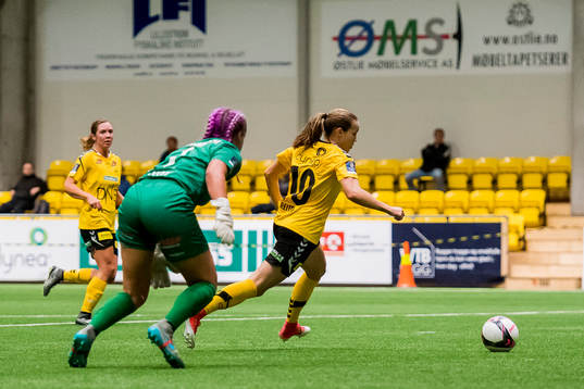 Guro Reiten of LSK kvinner scores 2-0 behind goalkeeper