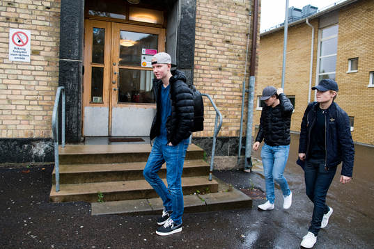 Frölundas Rasmus Dahlin på väg till skolan