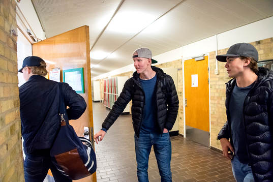 Frölundas Rasmus Dahlin på väg in på lektion i skolan