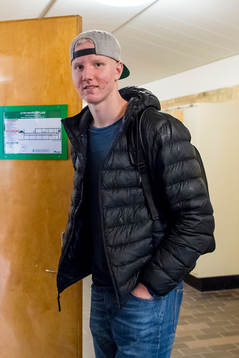 Frölundas Rasmus Dahlin på väg in på lektion i skolan