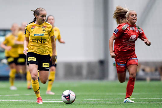 Guro Reiten of LSK kvinner and Rikke Bogetveit Nygard of