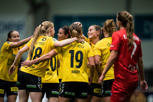 Marte Berget of LSK kvinner celebrates with her teammates