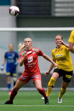 Emilie Nautnes of Arna-Bjørnar and Anna Åsa Olivia