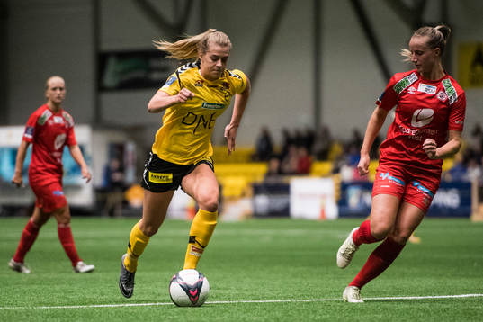 Ingrid Byrøygard Hansen of LSK kvinner and Helene Lokøy
