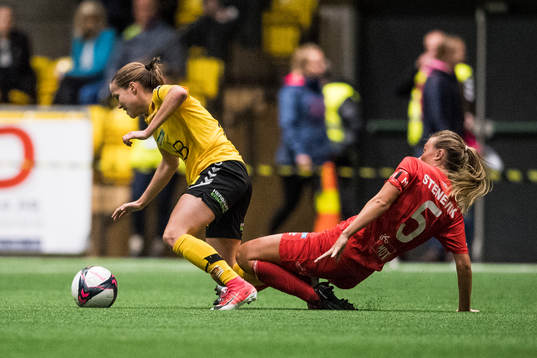Guro Reiten of LSK kvinner and Ingrid Østervold Stenevik