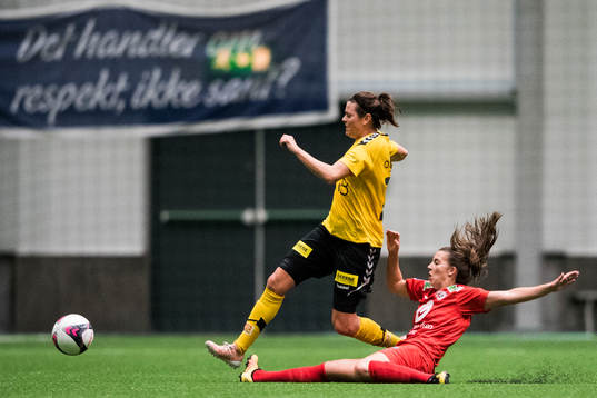 Isabell Bachor of LSK kvinner and Cecilie Redisch Kvamme of
