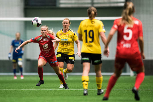 Emilie Nautnes of Arna-Bjørnar and Anna Åsa Olivia