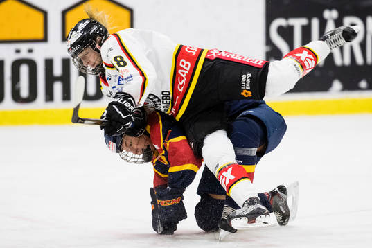 Djurgårdens Josefine Holmgren i kamp om pucken med Luleås