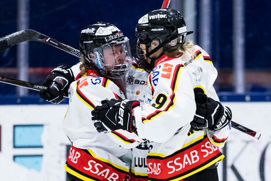 Luleås Jenni Hiirikoski och Emma Nordin jublar