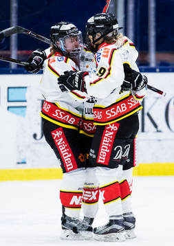 Luleås Jenni Hiirikoski och Emma Nordin jublar