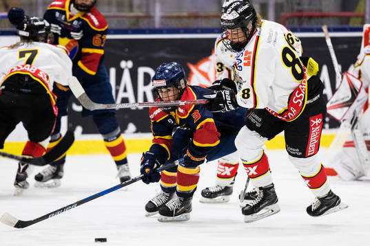 Djurgårdens Tori Hickel i kamp om pucken med Luleås Emma