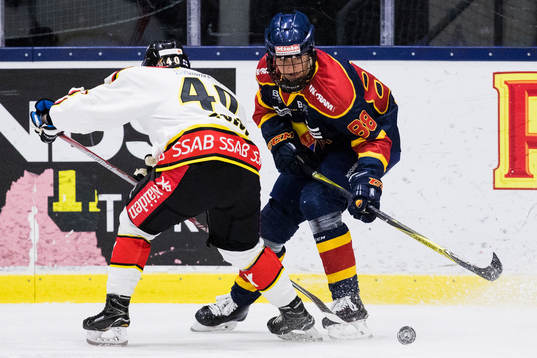 Luleås Noora Tulus i kamp om pucken med Djurgårdens Hanna