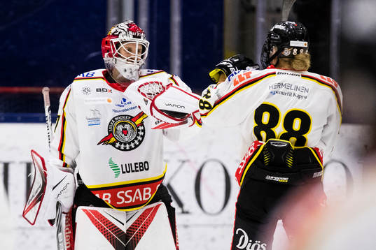 Luleås målvakt Maria Omberg jublar