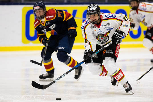 Luleås Josefine Hoegh Persson med pucken