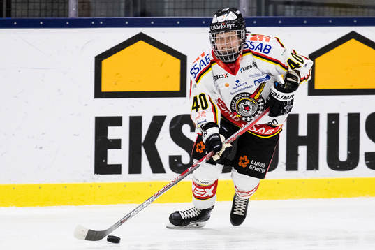 Luleås Noora Tulus med pucken