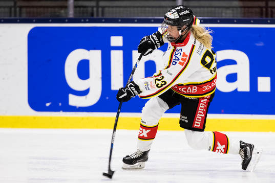 Luleås Pernilla Forsgren med ett skott