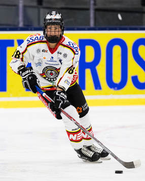 Luleås Ronja Savolainen med pucken