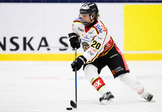 Luleås Nathalie Lidman med pucken