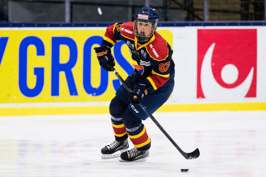 Djurgårdens Josefine Holmgren med pucken