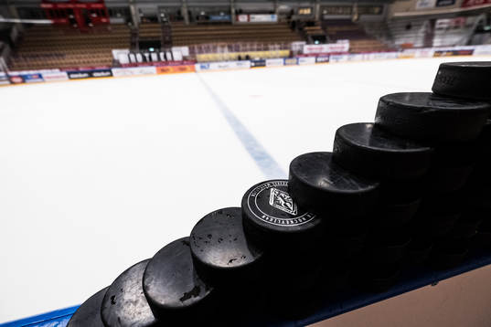puckar i NKT arena innan träningsmatchen i ishockey mellan