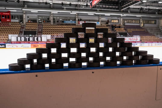 puckstapel i NKT arena innan träningsmatchen i ishockey