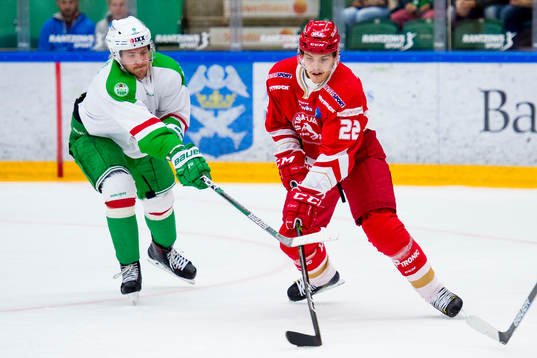 Rögles Linus Sandin jagar Trojas Jonathan Johansson