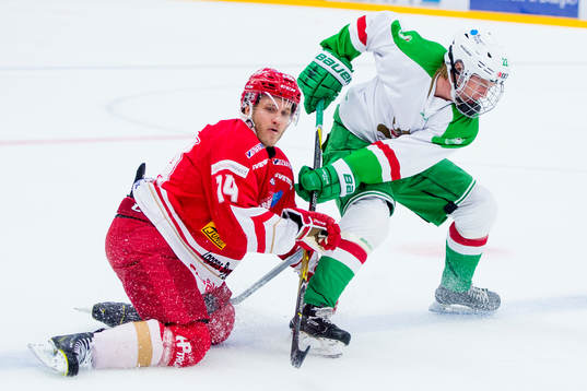 Trojas Tobias Törnkvist och Rögles Rasmus Sandin