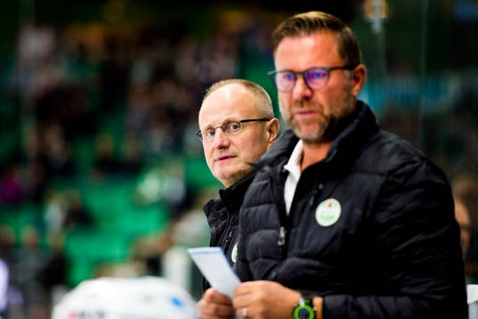 Rögles tränare Anders Eldebrink bakom assisterande