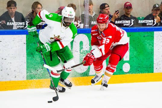 Rögles Edwin Hedberg jagas av Trojas Daniel Karlsson