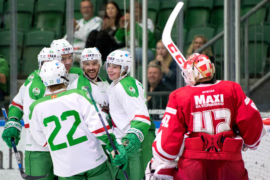 Rögles Juhamatti Aaltonen jublar med lagkamrater