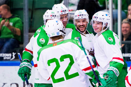Rögles spelare firar Juhamatti Aaltonen gjort 6-1