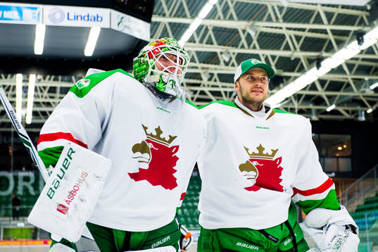 Rögles målvakt Ville Kolppanen kramar om målvakt Emil