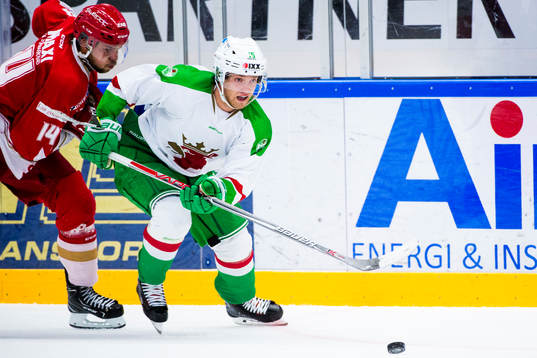 Trojas Tobias Törnkvist jagar Rögles Simon Ryfors