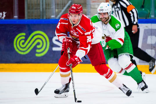 Trojas Sebastian Benker jagas av Rögles Ludvig Rensfeldt