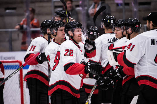 Malmö Redhawks Jens Olsson jublar med laget
