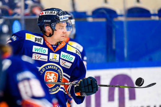 Växjös Janne Pesonen bollar med pucken