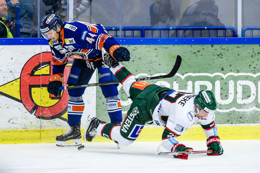 Växjös Peter Andersson tacklar Frölundas Pontus