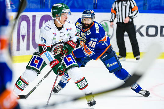 Frölundas Max Friberg jagas av Växjös Daniel Rahimi