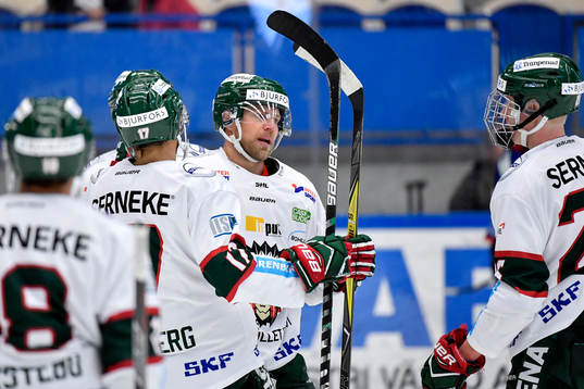 Frölundas Sean Bergenheim jublar med lagkamrater