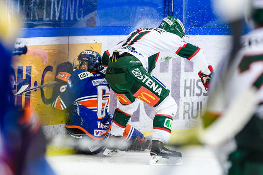 Frölundas Victor Olofsson tacklar Växjös Linus Högberg