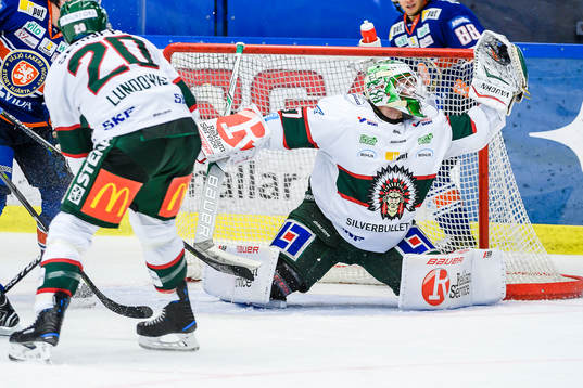 Frölundas målvakt Johan Gustafsson plockar en puck