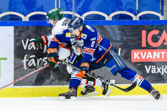 Växjös Alexander Sunnefors tacklar Frölundas Pontus