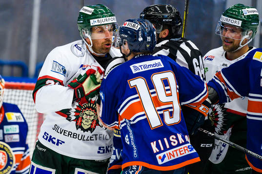 Gruff mellan Joel Lundqvist och Växjös Tuomas Kiiskinen