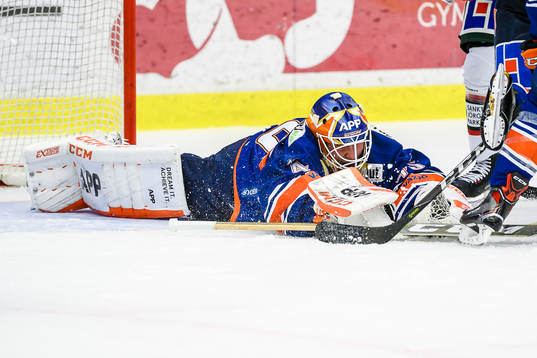 Växjös målvakt Viktor Andrén slänger sig