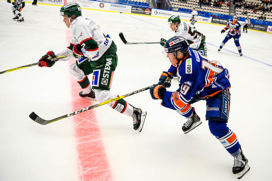 Växjös Tuomas Kiiskinen jagar Frölundas Johannes