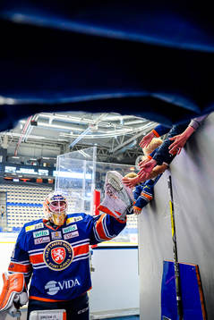 Växjös målvakt Viktor Andrén hälsar på fansen