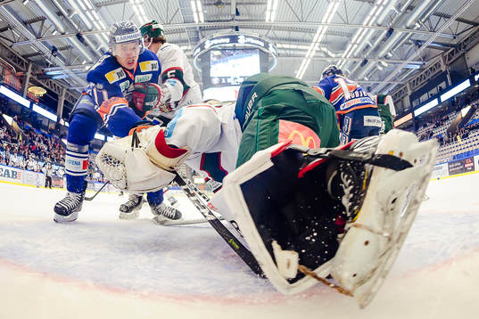 Växjös Pontus Netterberg oroar vid Frölundas målvakt
